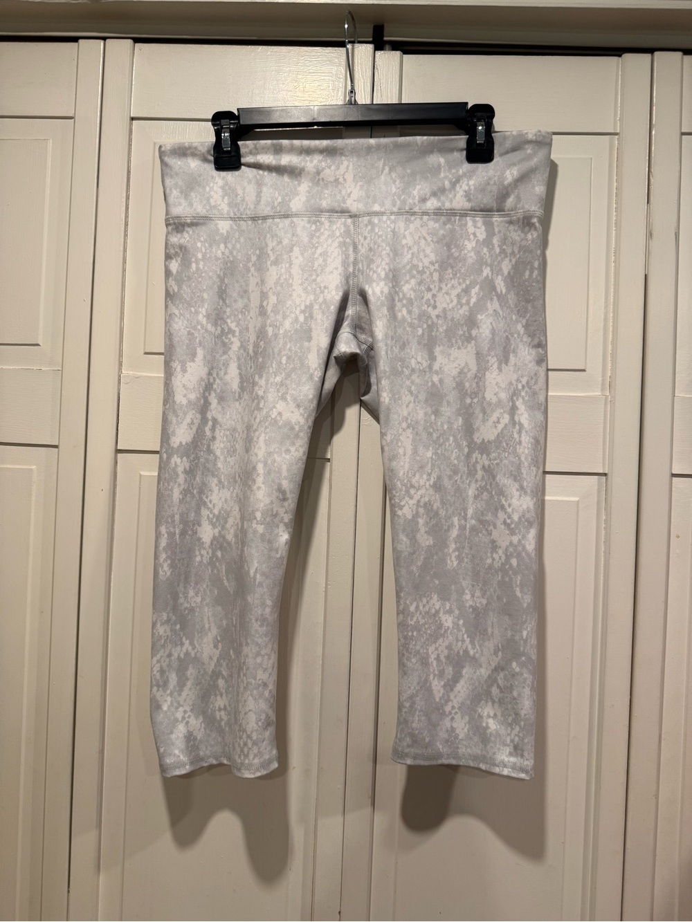 ALO snakeskin capri leggings size large EUC